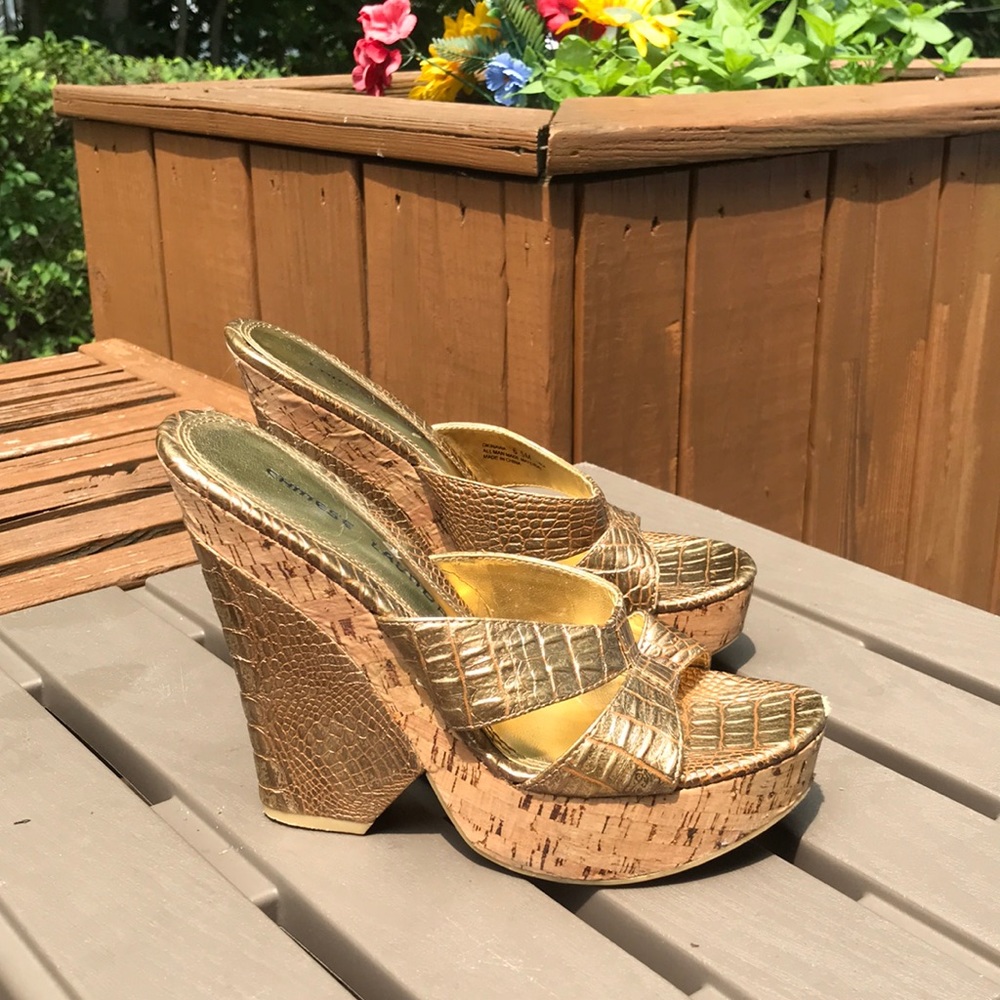 Chinese Laundry corkscrew shiny sandals